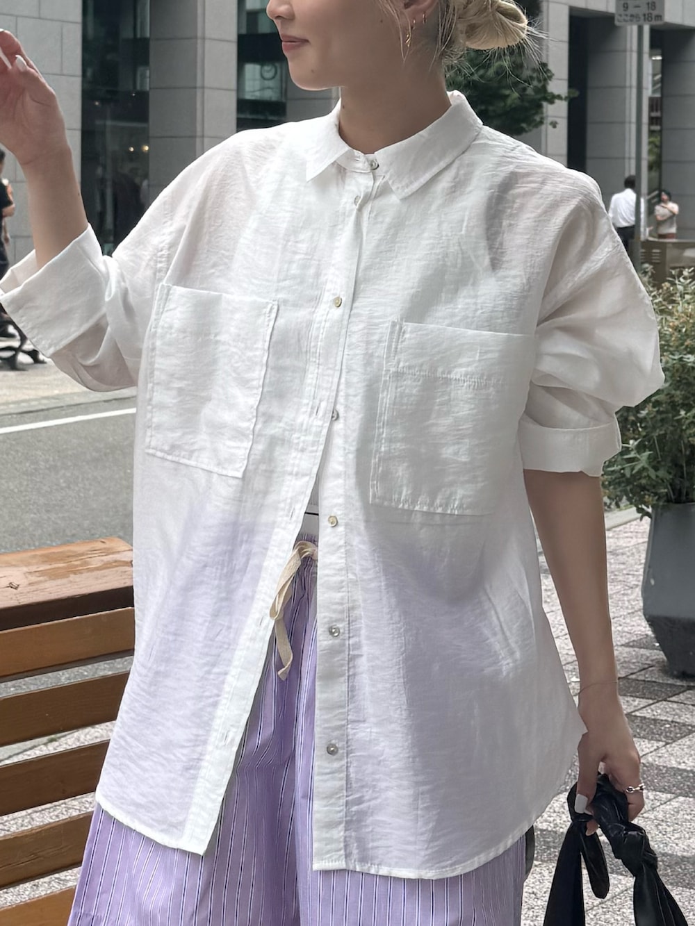 ホワイト系のシャツ/ブラウス、パープル系のその他パンツ、ブラック系のサンダルを着用したレディースの夏コーディネートの4枚目の写真