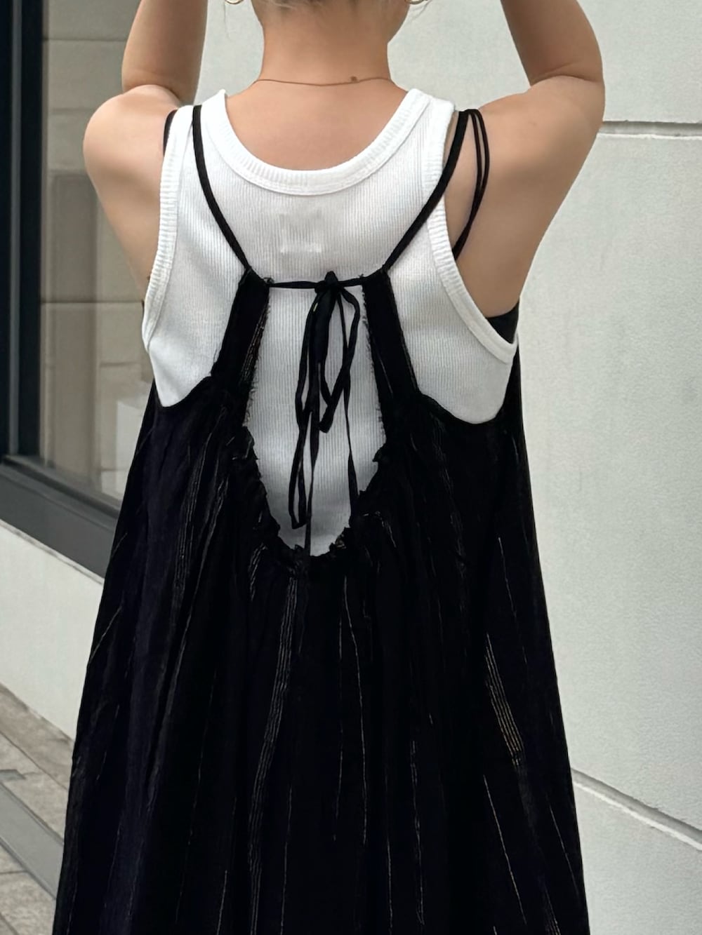 ブラック系のワンピース、ホワイト系のタンクトップを着用したレディースの夏コーディネートの5枚目の写真