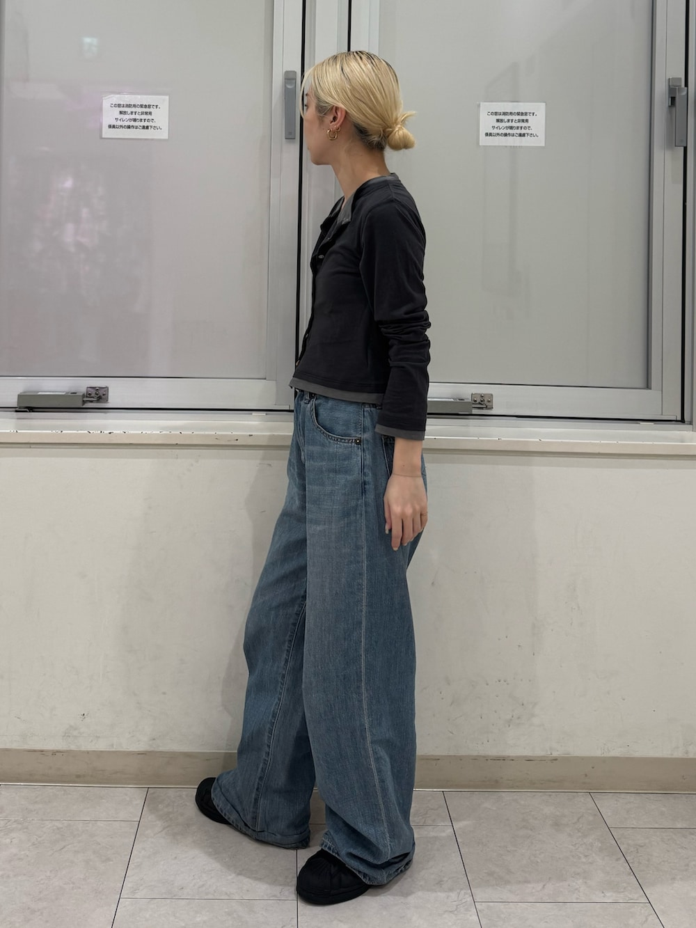 グレー系のカーディガン/ボレロ、ブルー系のデニムパンツを着用したレディースの春コーディネートの2枚目の写真