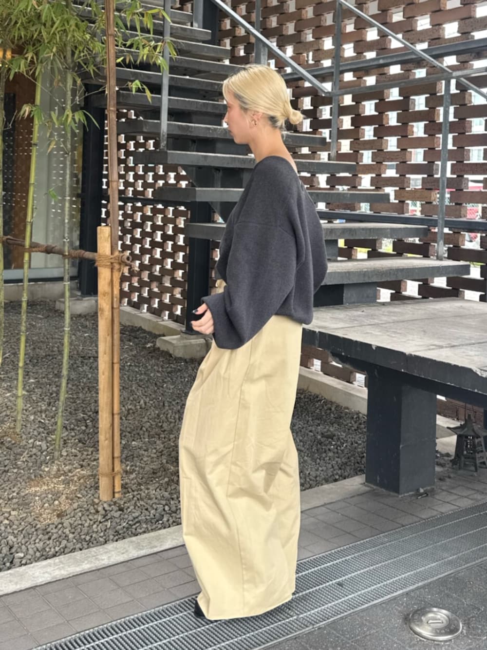 ホワイト系のキャミソール、ベージュ系のその他パンツ、ブラック系のローファーを着用したレディースの秋コーディネートの2枚目の写真