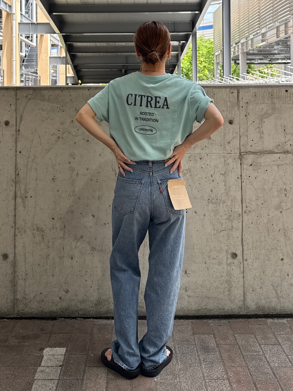 ブルー系のTシャツ/カットソー、ブルー系のデニムパンツを着用したレディースの夏コーディネートの3枚目の写真