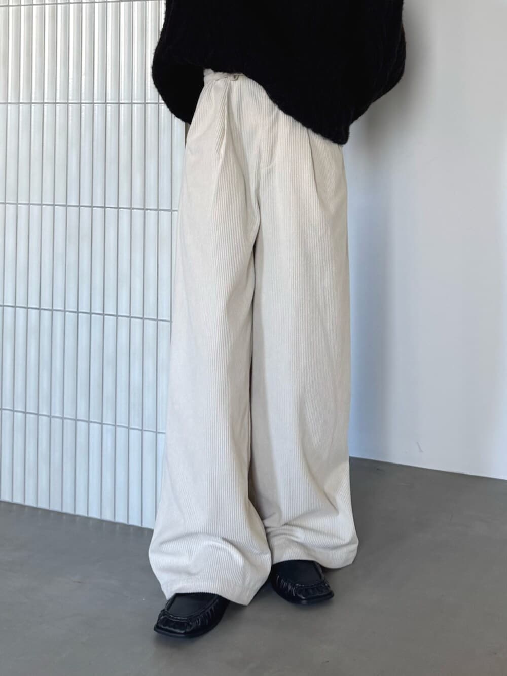 ホワイト系のその他パンツ、ブラウン系のニット/セーターを着用したレディースの秋コーディネートの5枚目の写真