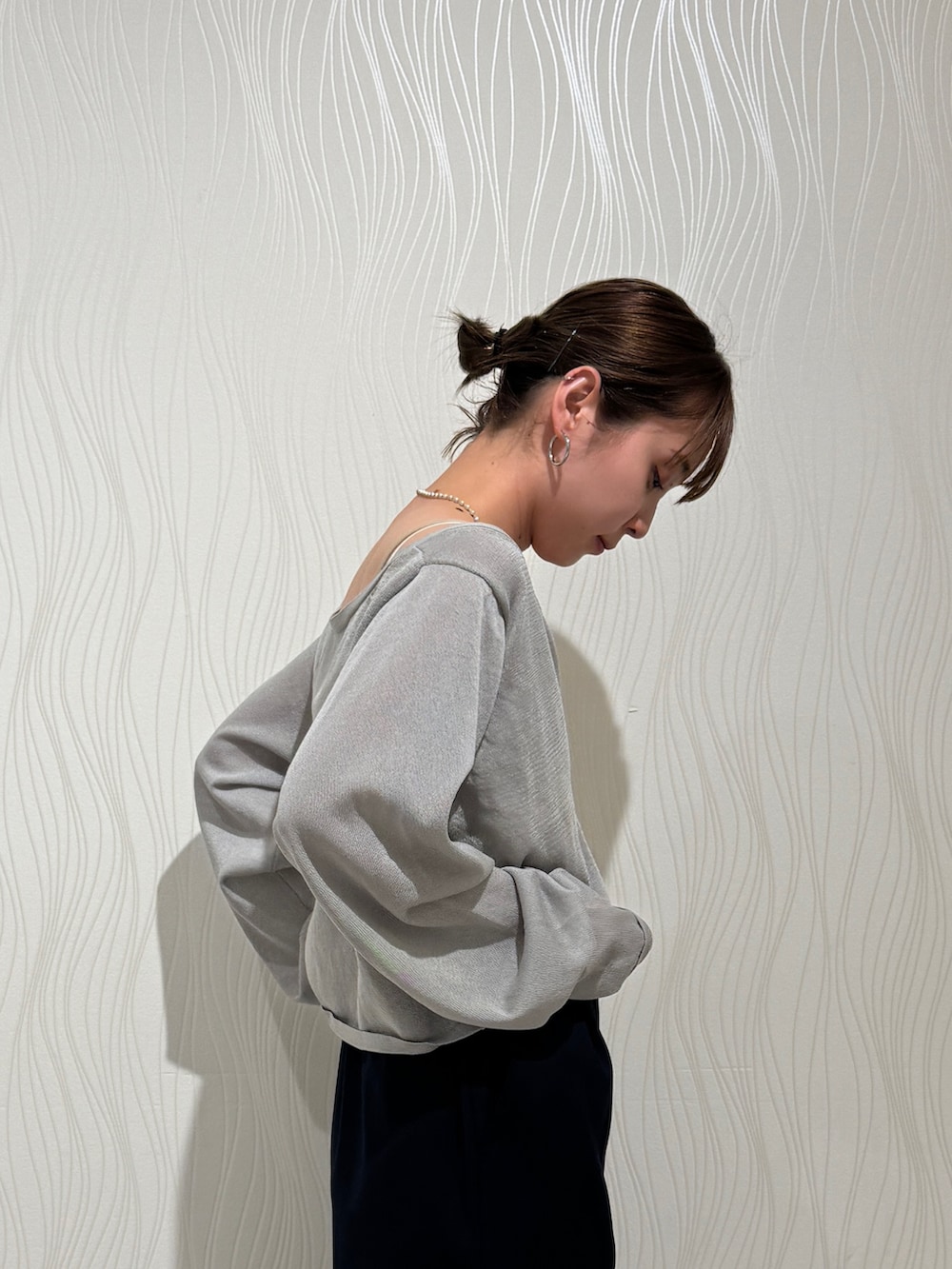 グレー系のカーディガン/ボレロ、ブルー系のその他パンツ、シルバー系のネックレスを着用したレディースの春コーディネートの5枚目の写真