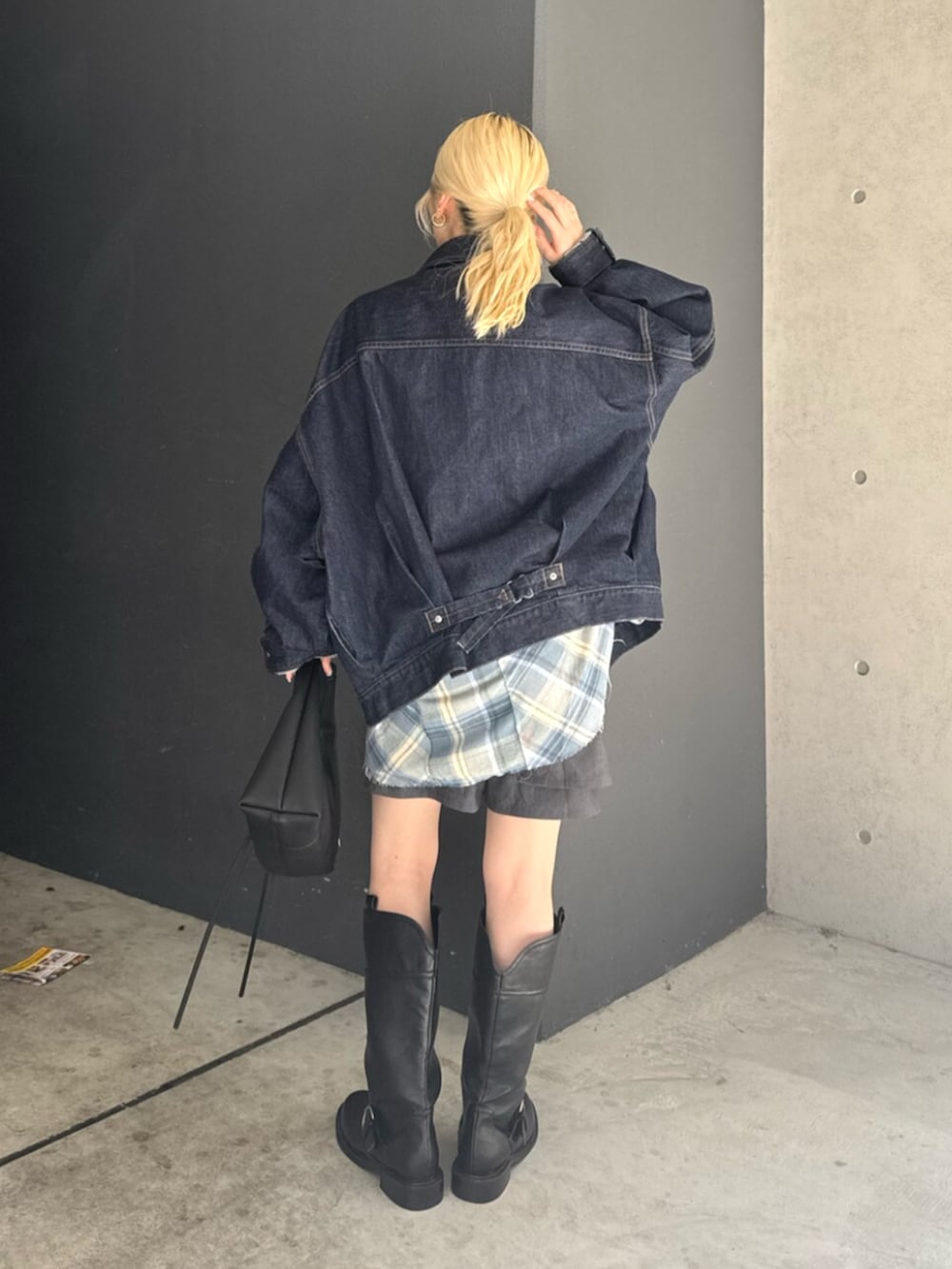 ブルー系のデニムジャケット、ブルー系のシャツ/ブラウス、グレー系のスカートを着用したレディースの夏コーディネートの3枚目の写真