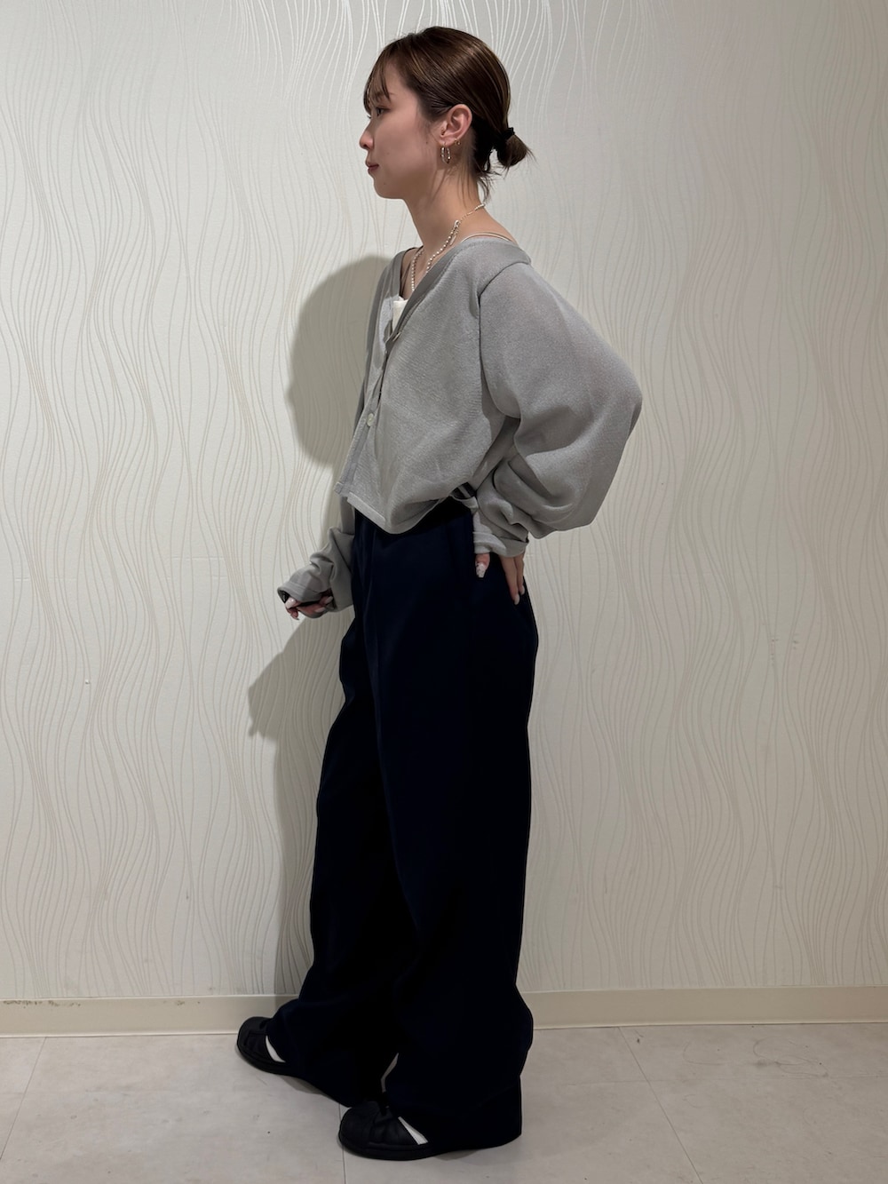 グレー系のカーディガン/ボレロ、ブルー系のその他パンツ、シルバー系のネックレスを着用したレディースの春コーディネートの2枚目の写真