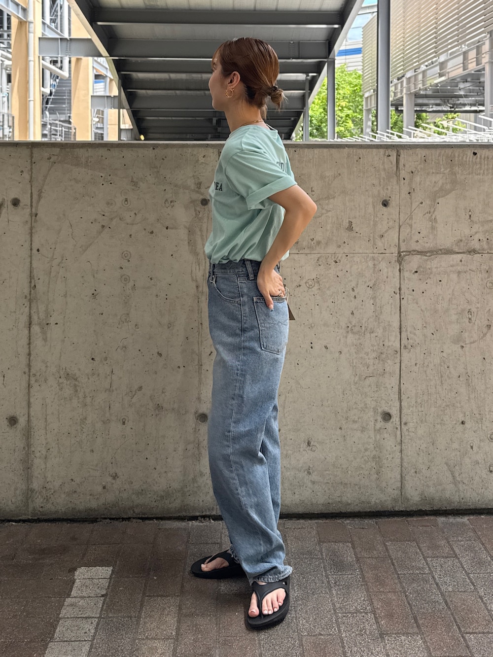 ブルー系のTシャツ/カットソー、ブルー系のデニムパンツを着用したレディースの夏コーディネートの2枚目の写真