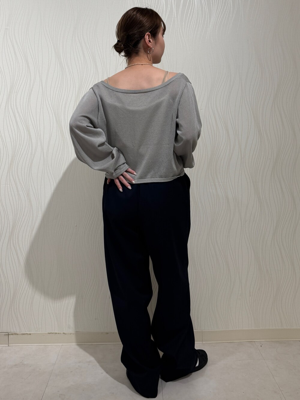 グレー系のカーディガン/ボレロ、ブルー系のその他パンツ、シルバー系のネックレスを着用したレディースの春コーディネートの3枚目の写真