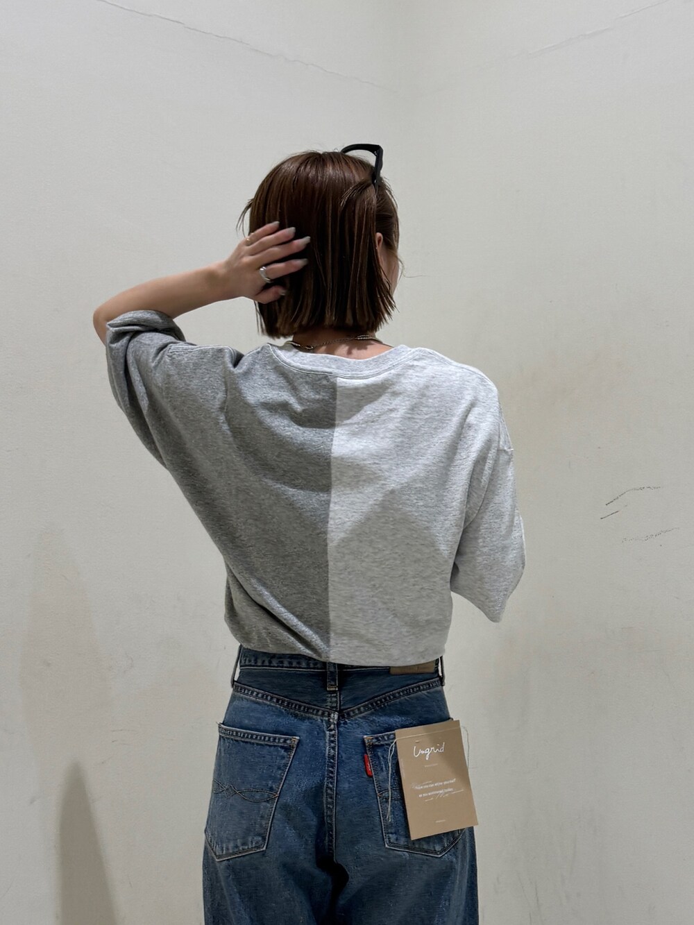 ブルー系のデニムパンツ、グレー系のTシャツ/カットソー、シルバー系のネックレスを着用したレディースの春コーディネートの6枚目の写真