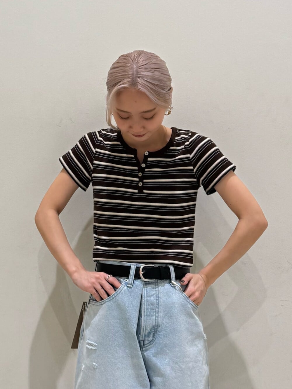 ブルー系のデニムパンツ、ブラウン系のTシャツ/カットソーを着用したレディースの春コーディネートの4枚目の写真