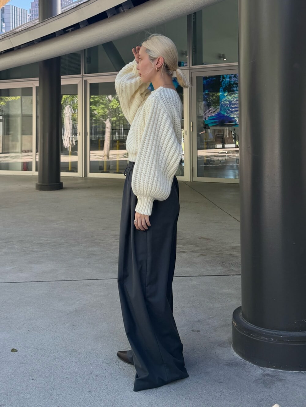 ブラック系のブーツ、ホワイト系のニット/セーター、グレー系のその他パンツを着用したレディースの夏コーディネートの2枚目の写真
