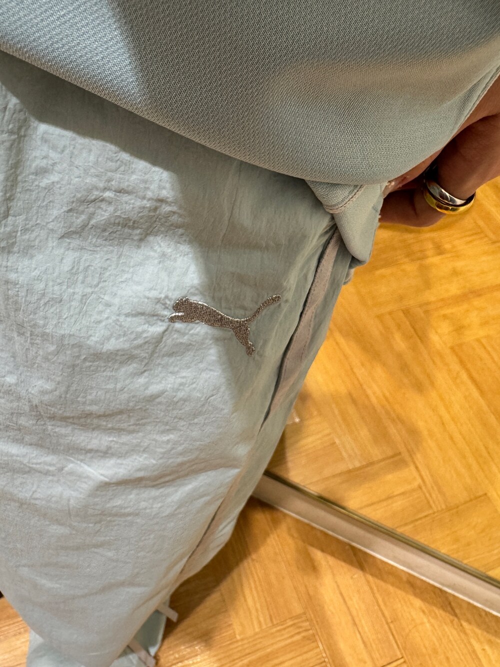 ブルー系のその他パンツ、ブルー系のシャツ/ブラウス、シルバー系のピアス(両耳用)を着用したレディースの春コーディネートの7枚目の写真