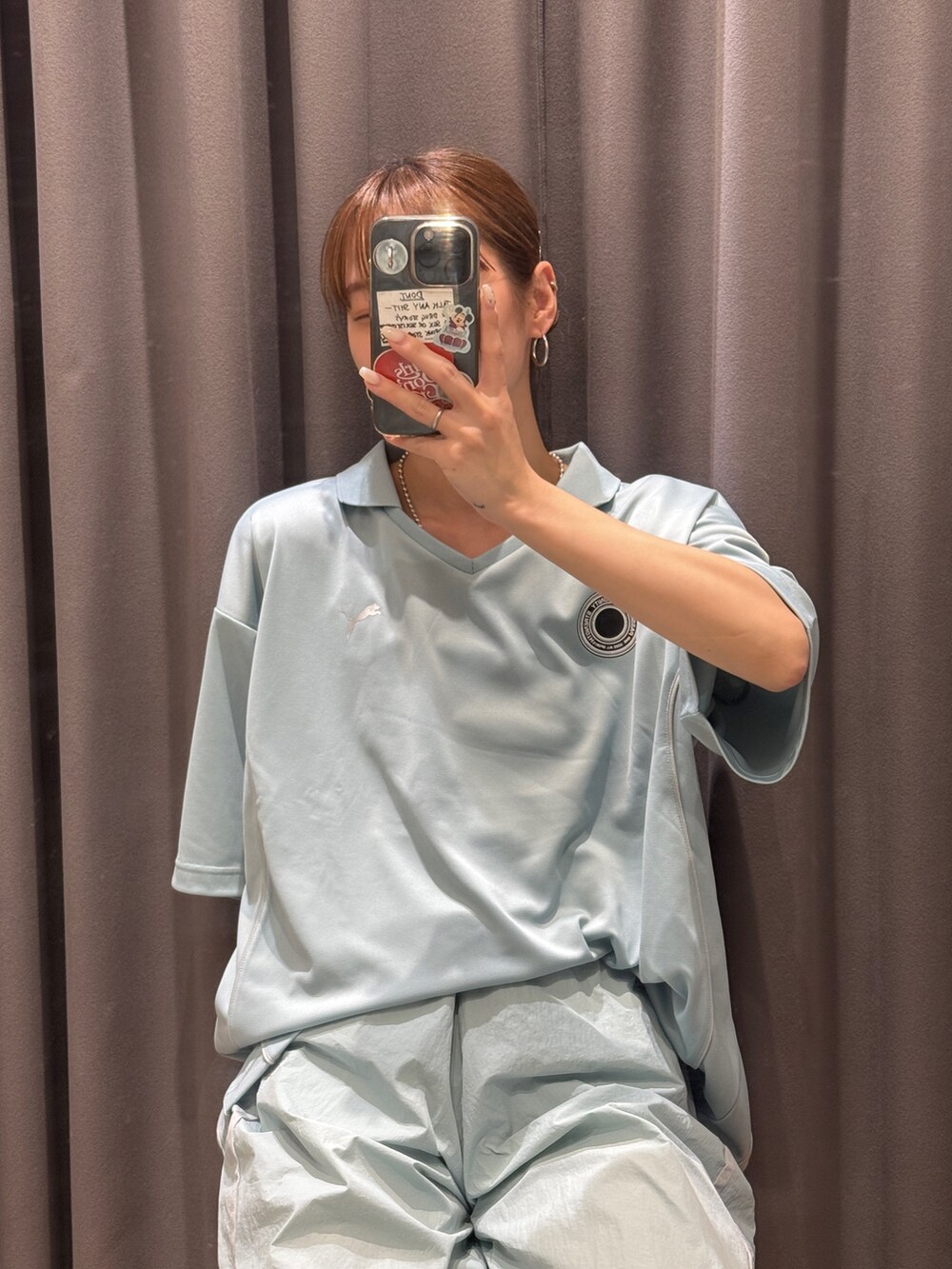 ブルー系のその他パンツ、ブルー系のシャツ/ブラウス、シルバー系のピアス(両耳用)を着用したレディースの春コーディネートの4枚目の写真