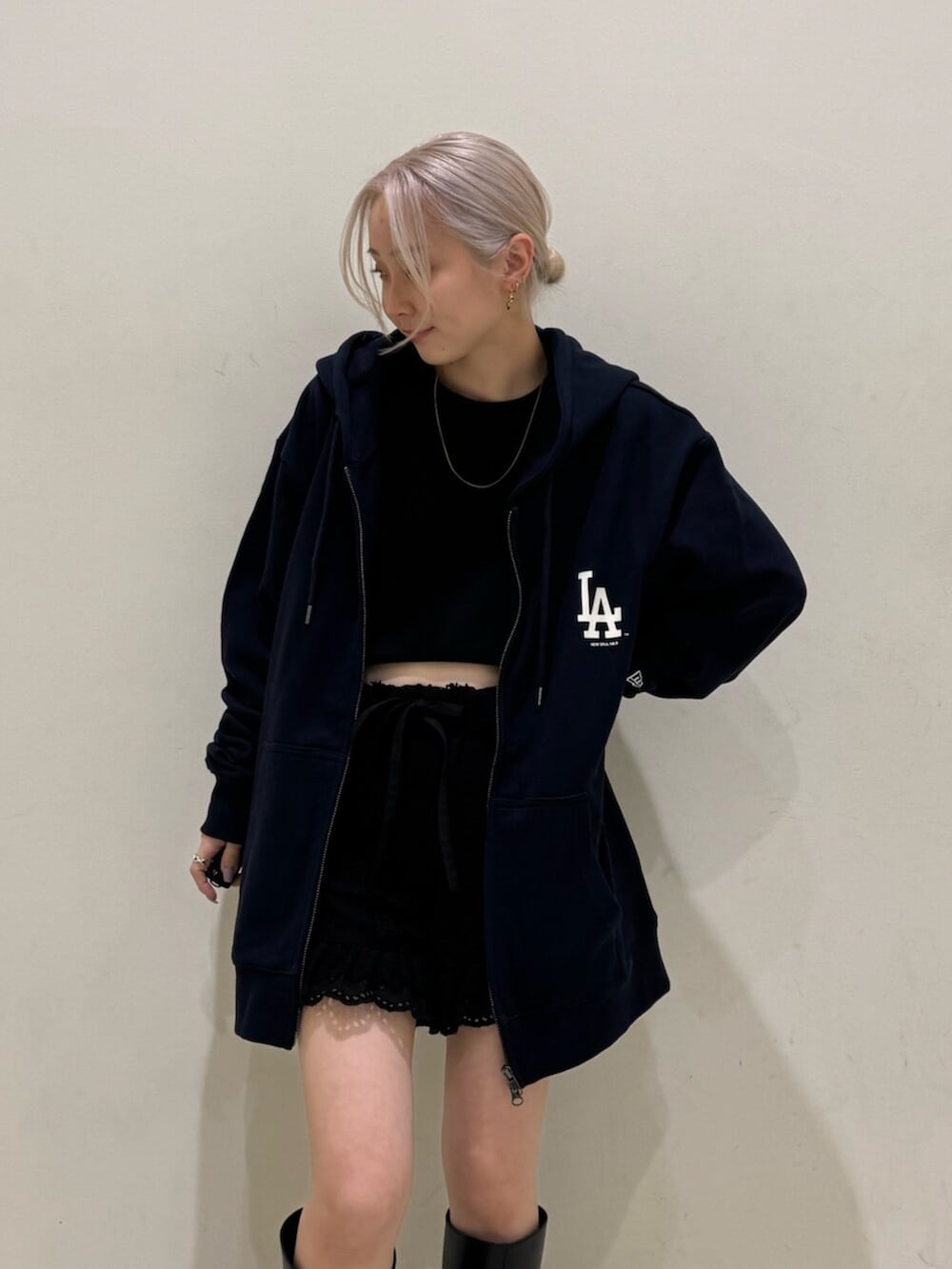 ブラック系のブーツ、ブルー系のパーカー、ブラック系のTシャツ/カットソーを着用したレディースの春コーディネートの5枚目の写真