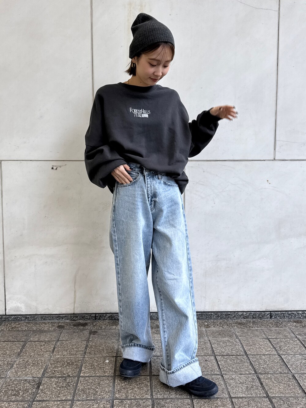 グレー系のスウェット、ブルー系のデニムパンツ、グレー系のニットキャップ/ビーニーを着用したレディースの冬コーディネートの2枚目の写真