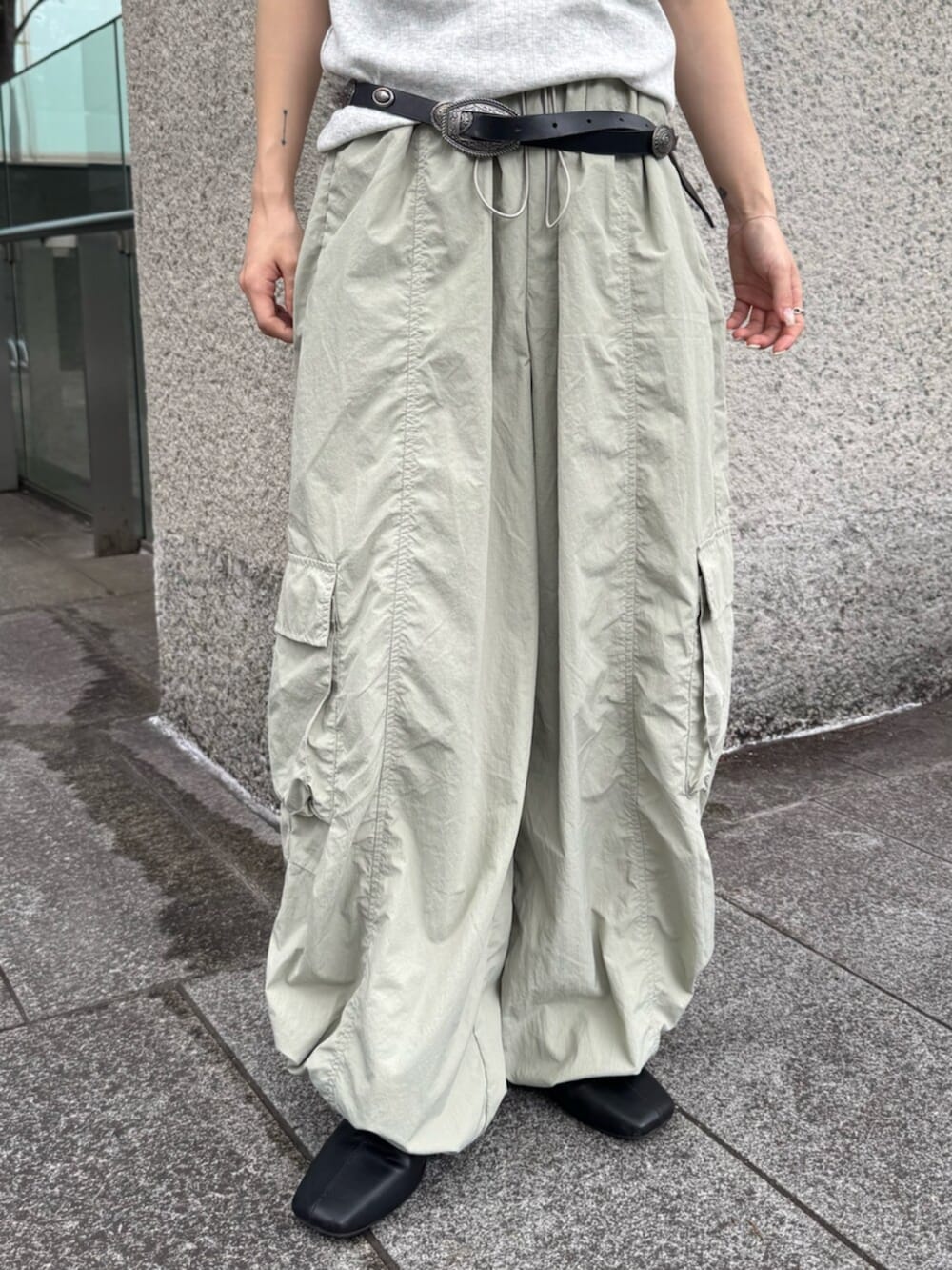 ブラック系のサンダル、グレー系のTシャツ/カットソー、グリーン系のその他パンツを着用したレディースの夏コーディネートの5枚目の写真