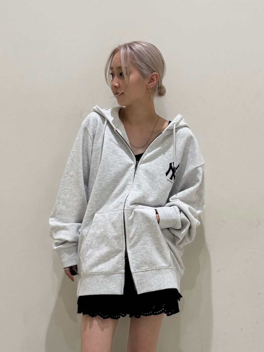 グレー系のパーカー、ブラック系のその他パンツ、ブラック系のブーツを着用したレディースの春コーディネートの5枚目の写真