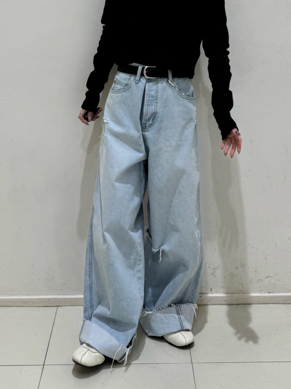 ブルー系のデニムパンツ、ブラック系のTシャツ/カットソー、ブラック系のハンチング/ベレー帽を着用したレディースの春コーディネートの5枚目の写真