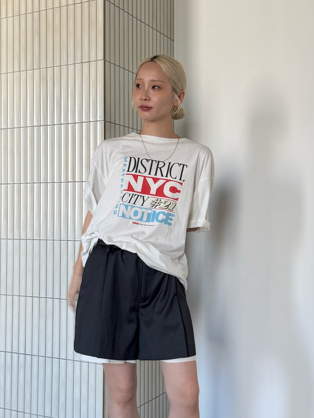 ホワイト系のTシャツ/カットソー、グレー系のその他パンツを着用したレディースの夏コーディネートの4枚目の写真