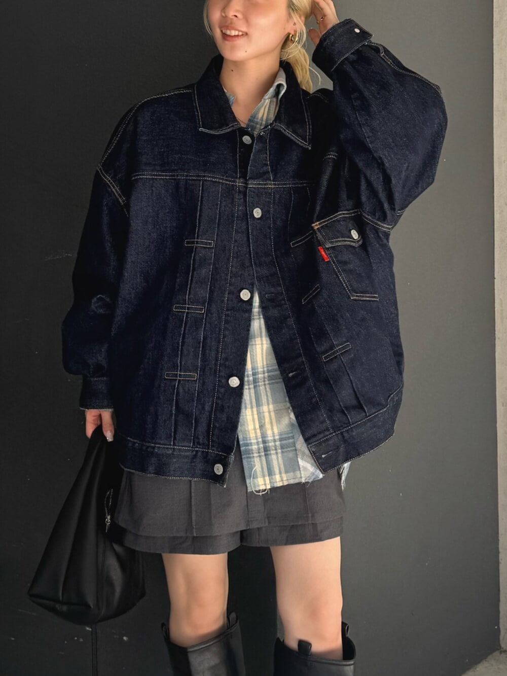 ブルー系のデニムジャケット、ブルー系のシャツ/ブラウス、グレー系のスカートを着用したレディースの夏コーディネートの4枚目の写真