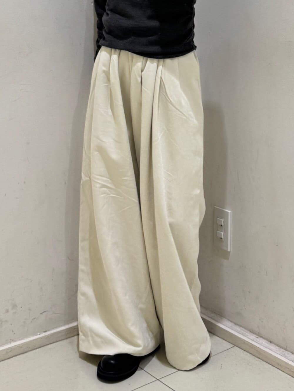 ホワイト系のその他パンツ、グレー系のニット/セーター、ブラック系のメガネを着用したレディースの冬コーディネートの5枚目の写真