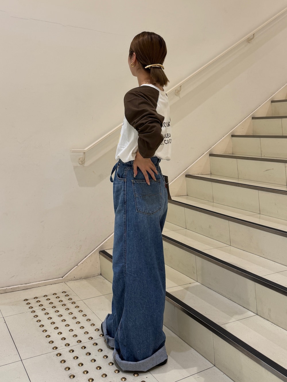 ブラウン系のTシャツ/カットソー、ブルー系のデニムパンツを着用したレディースの夏コーディネートの2枚目の写真