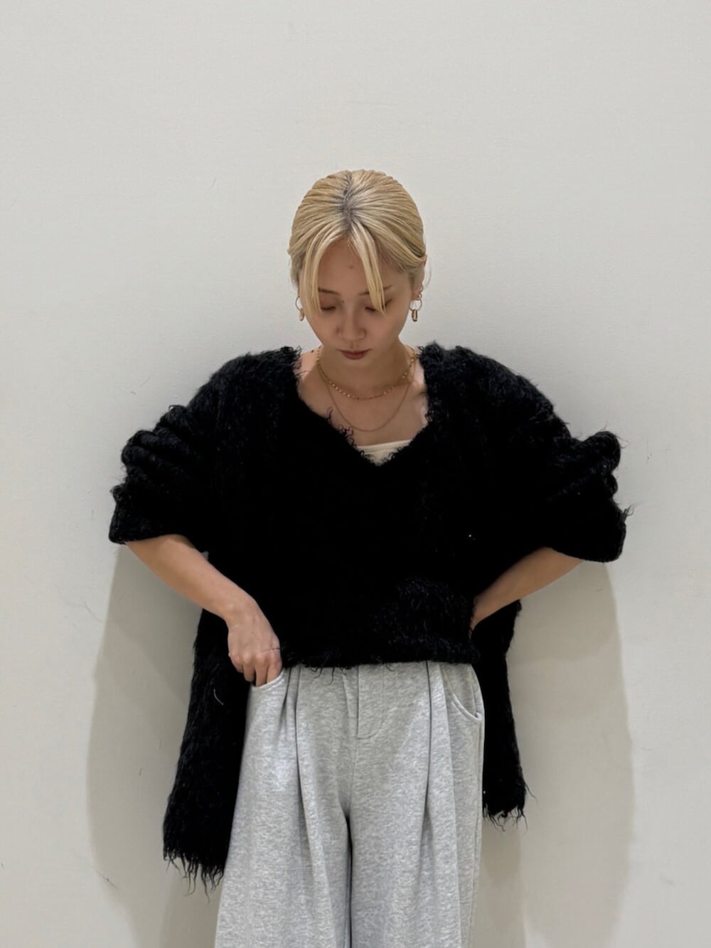 ブラック系のブーツ、グレー系のカーディガン/ボレロ、グレー系のスウェットパンツを着用したレディースの秋コーディネートの4枚目の写真