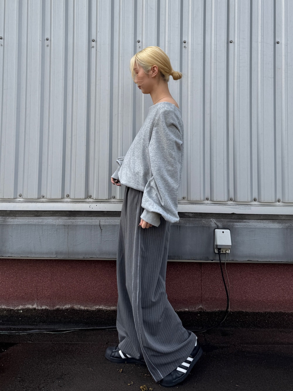 グレー系のTシャツ/カットソー、グレー系のその他パンツを着用したレディースの冬コーディネートの2枚目の写真