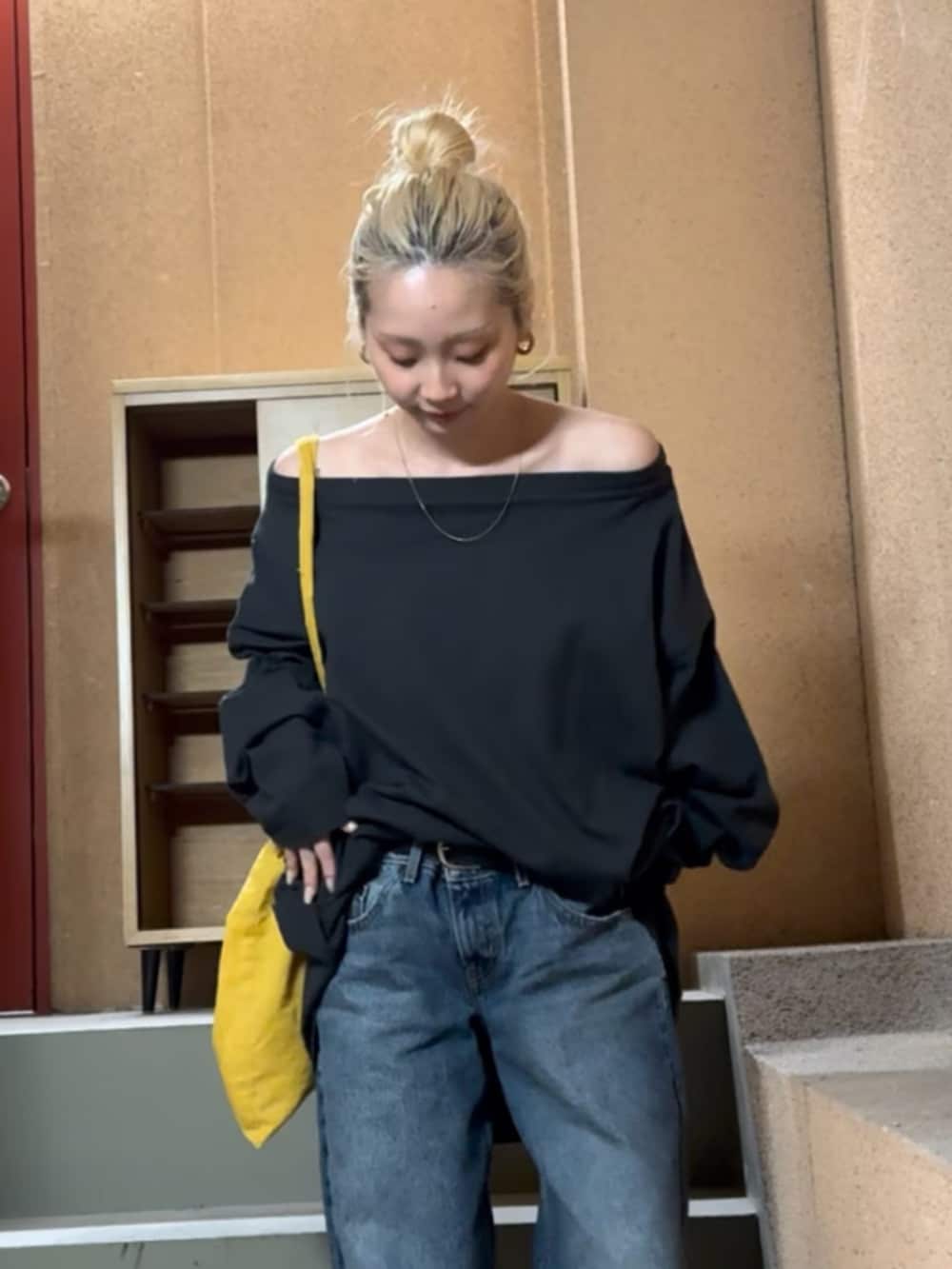 グレー系のTシャツ/カットソーを着用したレディースの春コーディネートの4枚目の写真