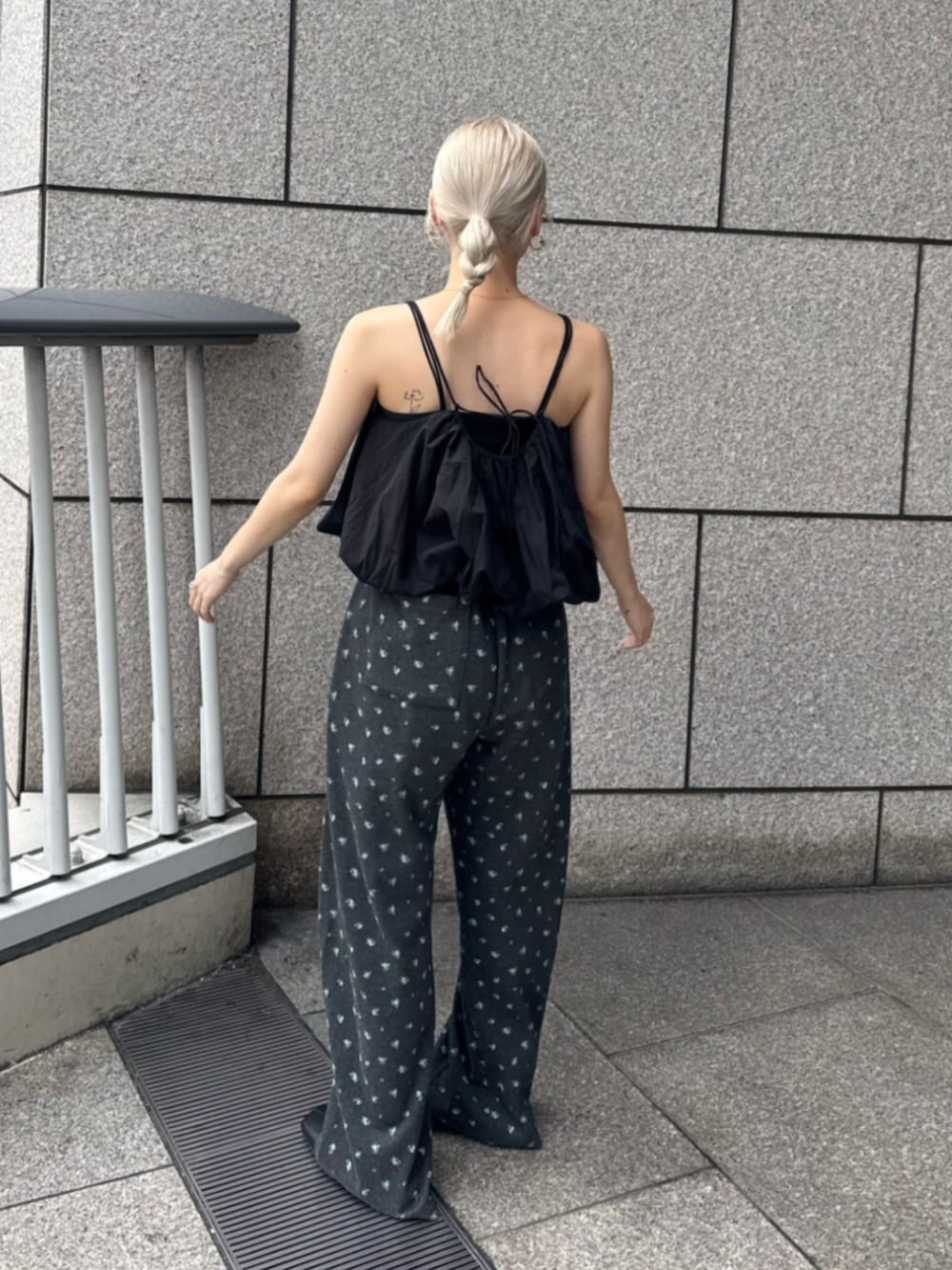 ブラック系のサンダル、ブラック系のキャミソール、グレー系のその他パンツを着用したレディースの夏コーディネートの3枚目の写真