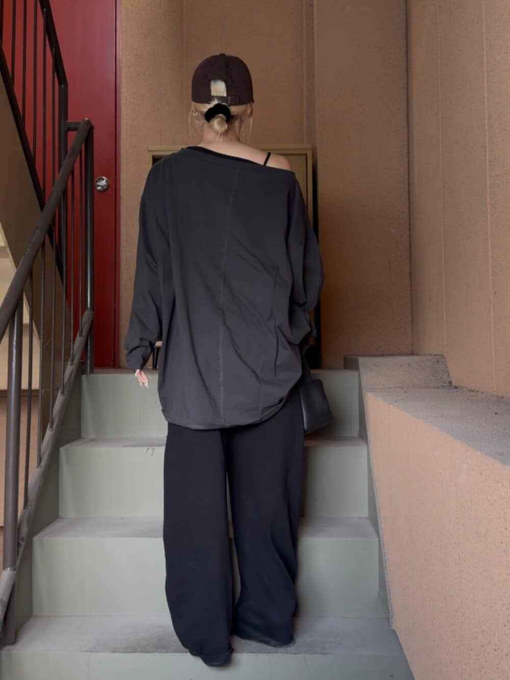 ブラウン系のブーツ、グレー系のTシャツ/カットソー、ブラック系のキャミソールを着用したレディースの春コーディネートの3枚目の写真