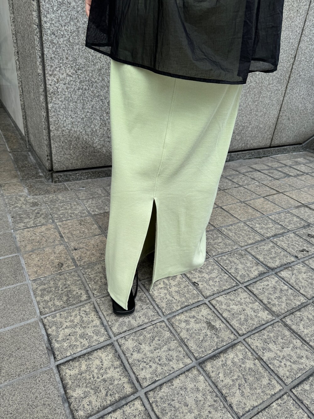 ブラック系のキャミソール、グリーン系のワンピース、ブラック系のサンダルを着用したレディースの夏コーディネートの7枚目の写真