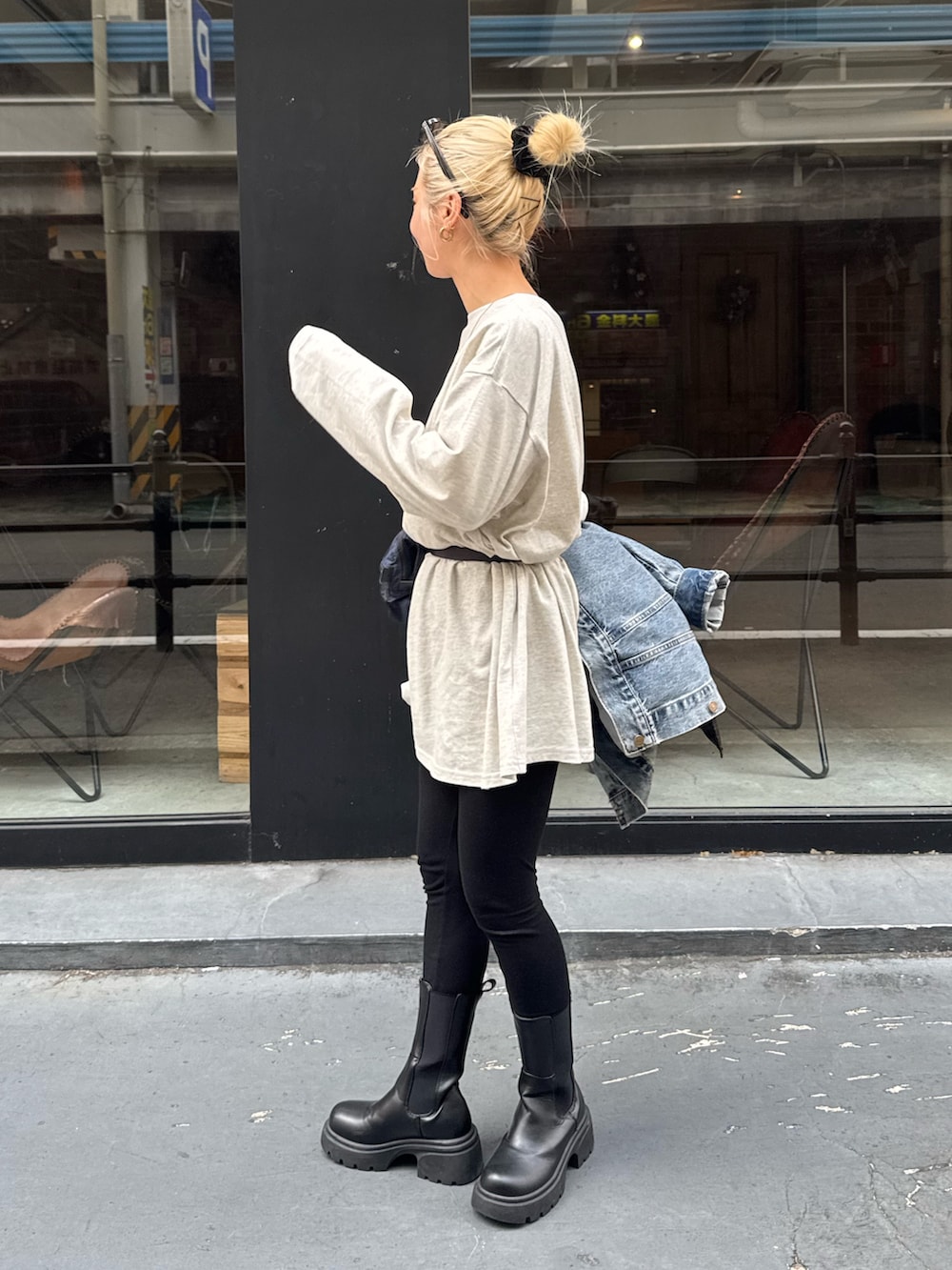 グレー系のTシャツ/カットソー、ブルー系のデニムジャケットを着用したレディースの春コーディネートの2枚目の写真