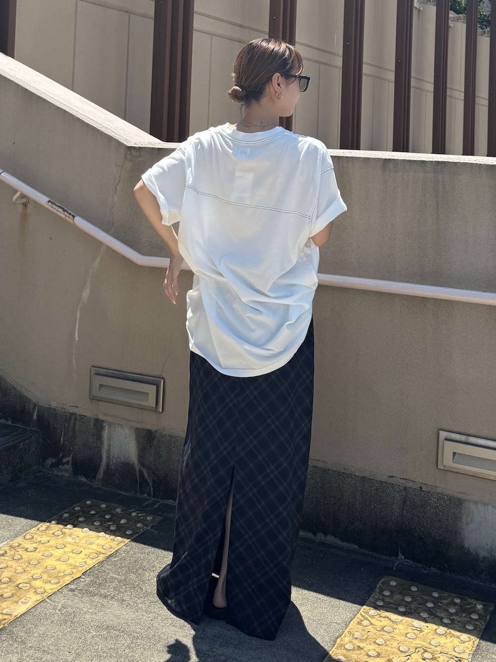 ホワイト系のTシャツ/カットソー、ブルー系のスカートを着用したレディースの夏コーディネートの3枚目の写真