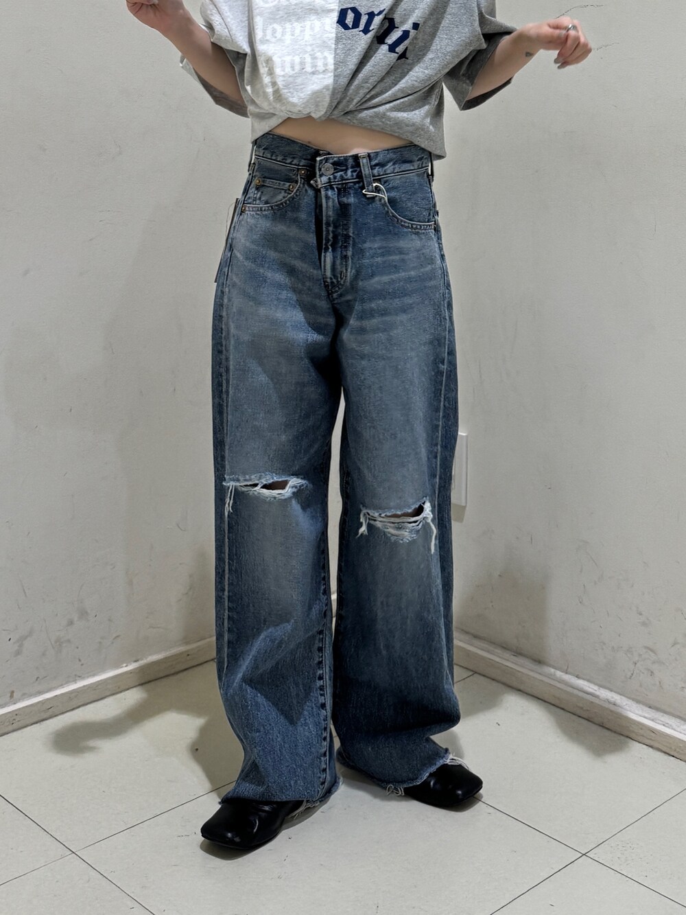 ブルー系のデニムパンツ、グレー系のTシャツ/カットソー、シルバー系のネックレスを着用したレディースの春コーディネートの7枚目の写真