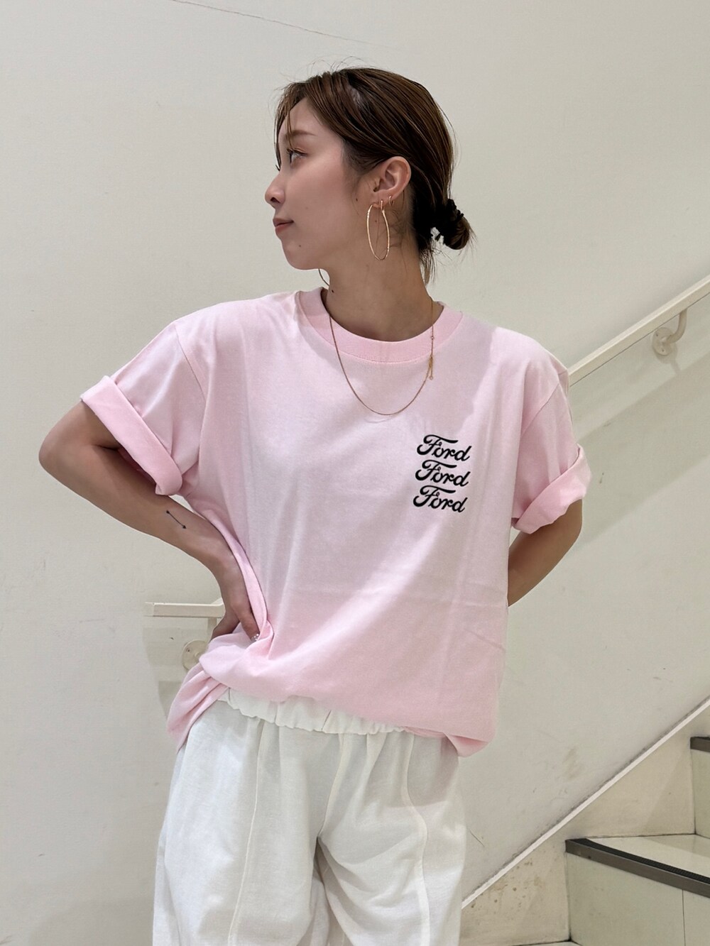 ピンク系のTシャツ/カットソー、ホワイト系のその他パンツ、ブラック系のサンダルを着用したレディースの夏コーディネートの4枚目の写真