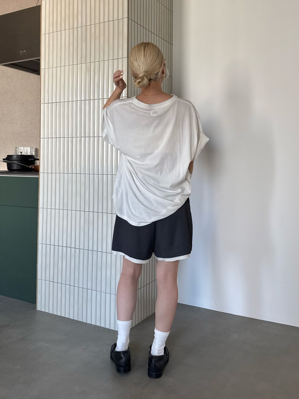 ホワイト系のTシャツ/カットソー、グレー系のその他パンツを着用したレディースの夏コーディネートの3枚目の写真