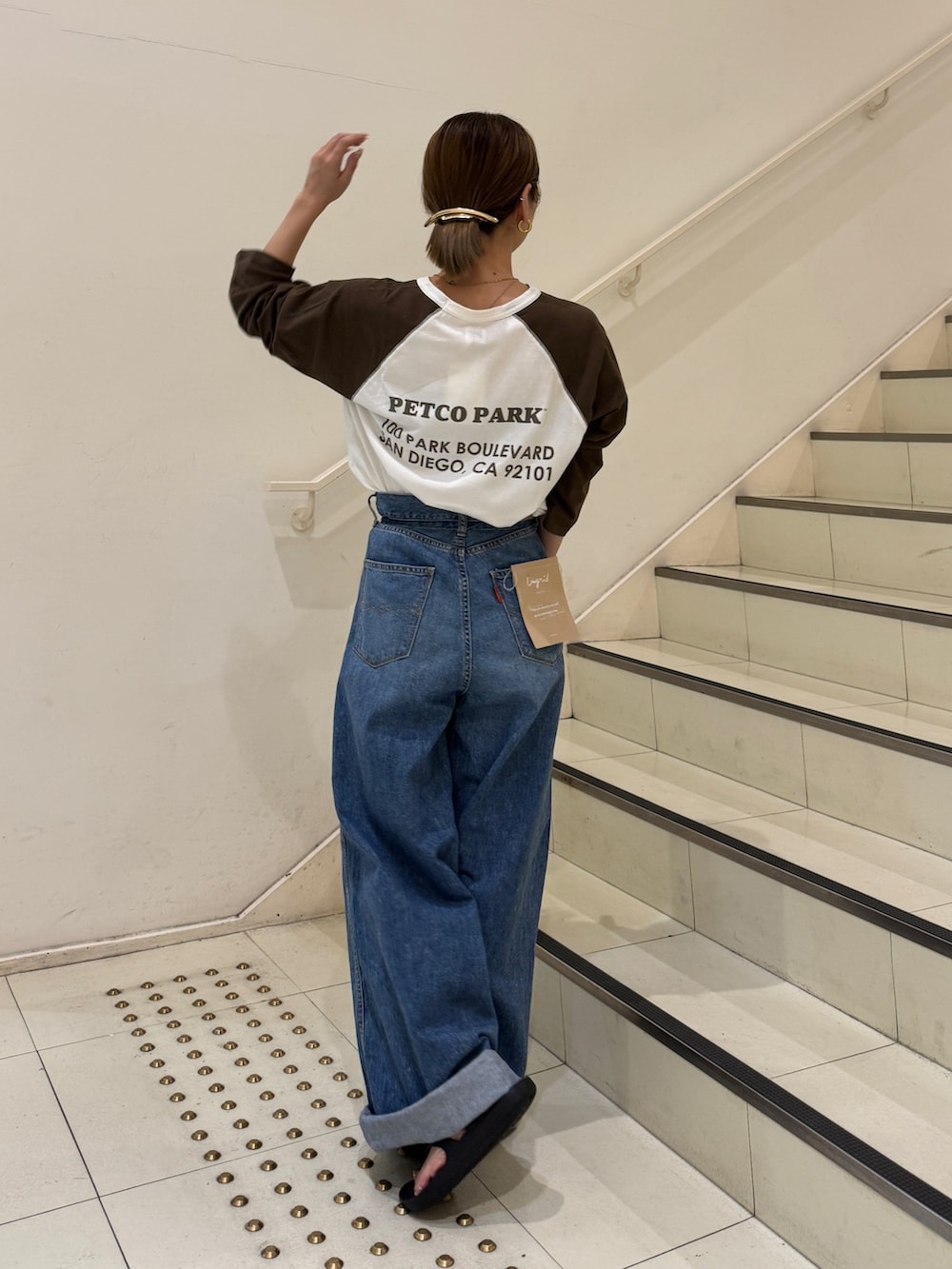 ブラウン系のTシャツ/カットソー、ブルー系のデニムパンツを着用したレディースの夏コーディネートの3枚目の写真