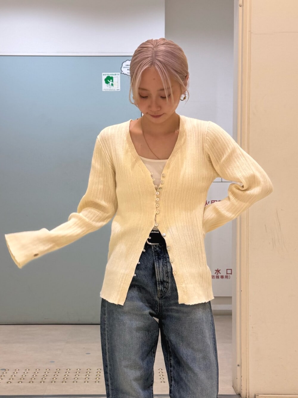 ホワイト系のカーディガン/ボレロ、ブルー系のデニムパンツを着用したレディースの冬コーディネートの4枚目の写真