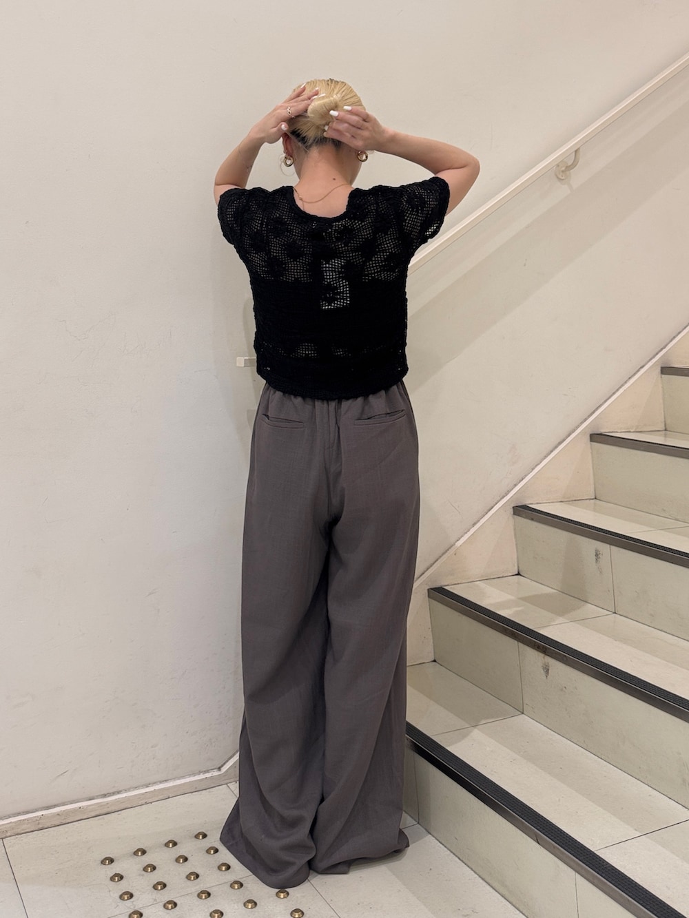 ブラック系のTシャツ/カットソー、グレー系のその他パンツを着用したレディースの夏コーディネートの3枚目の写真