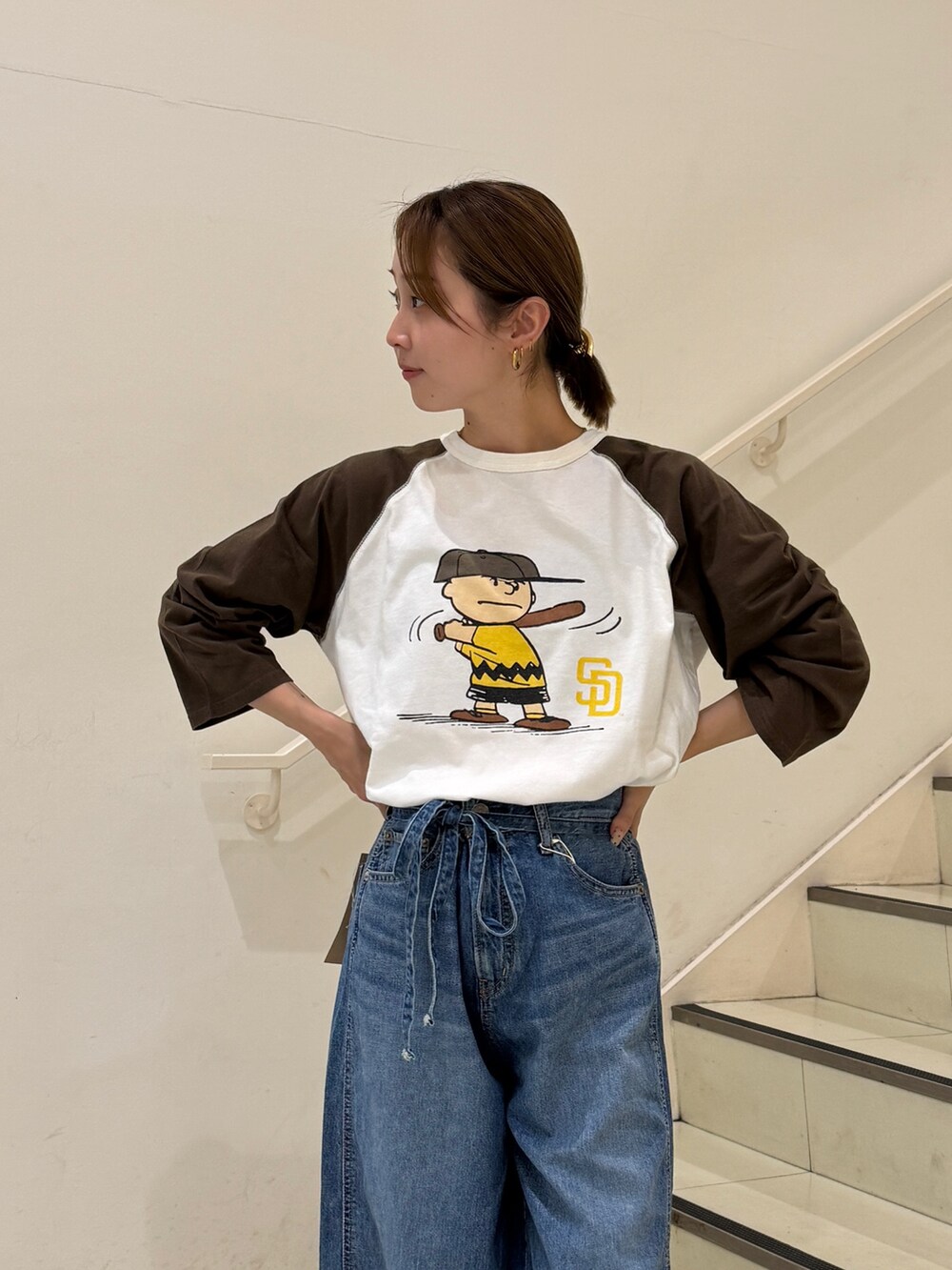 ブラウン系のTシャツ/カットソー、ブルー系のデニムパンツを着用したレディースの夏コーディネートの4枚目の写真