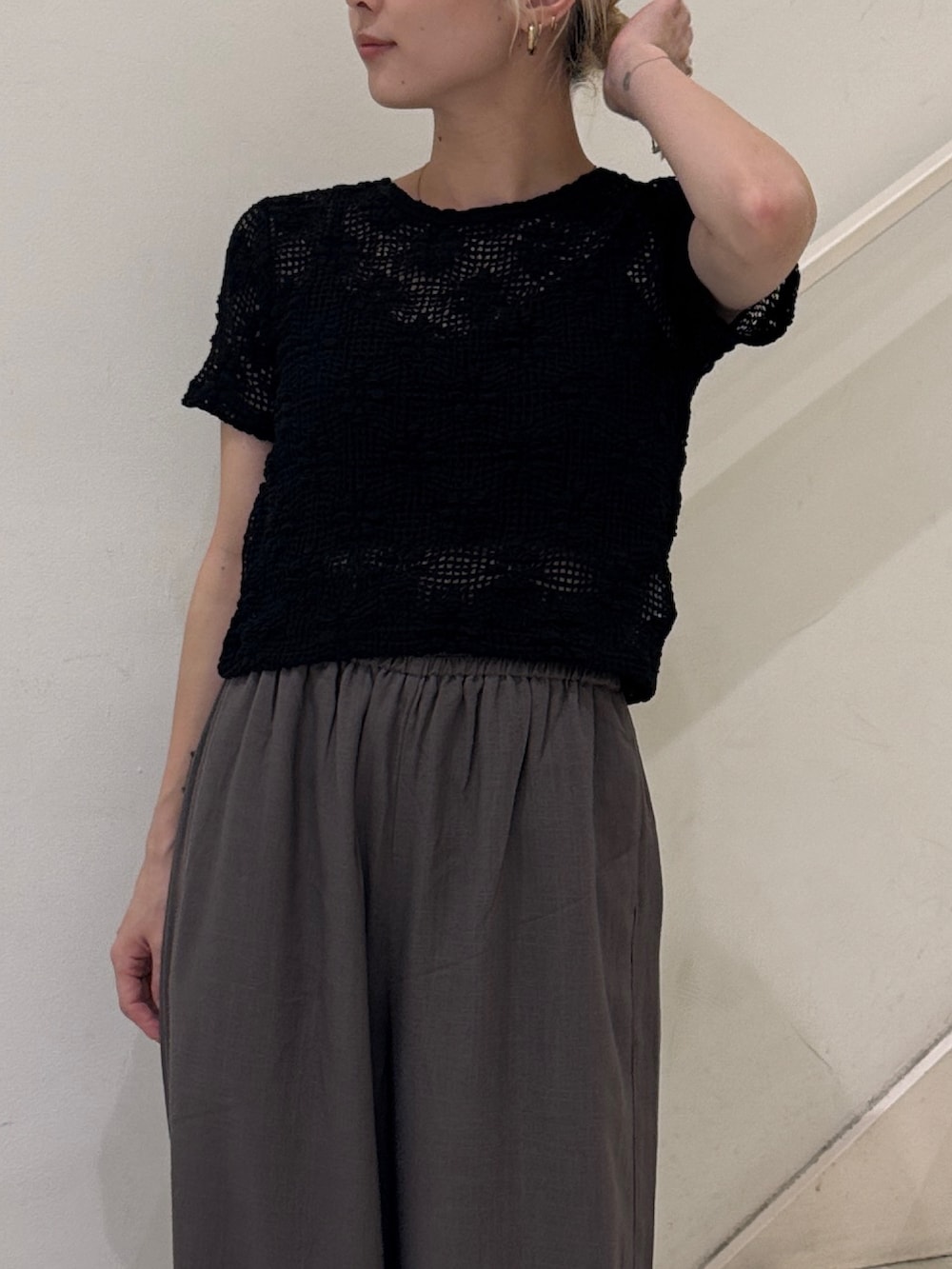 ブラック系のTシャツ/カットソー、グレー系のその他パンツを着用したレディースの夏コーディネートの4枚目の写真