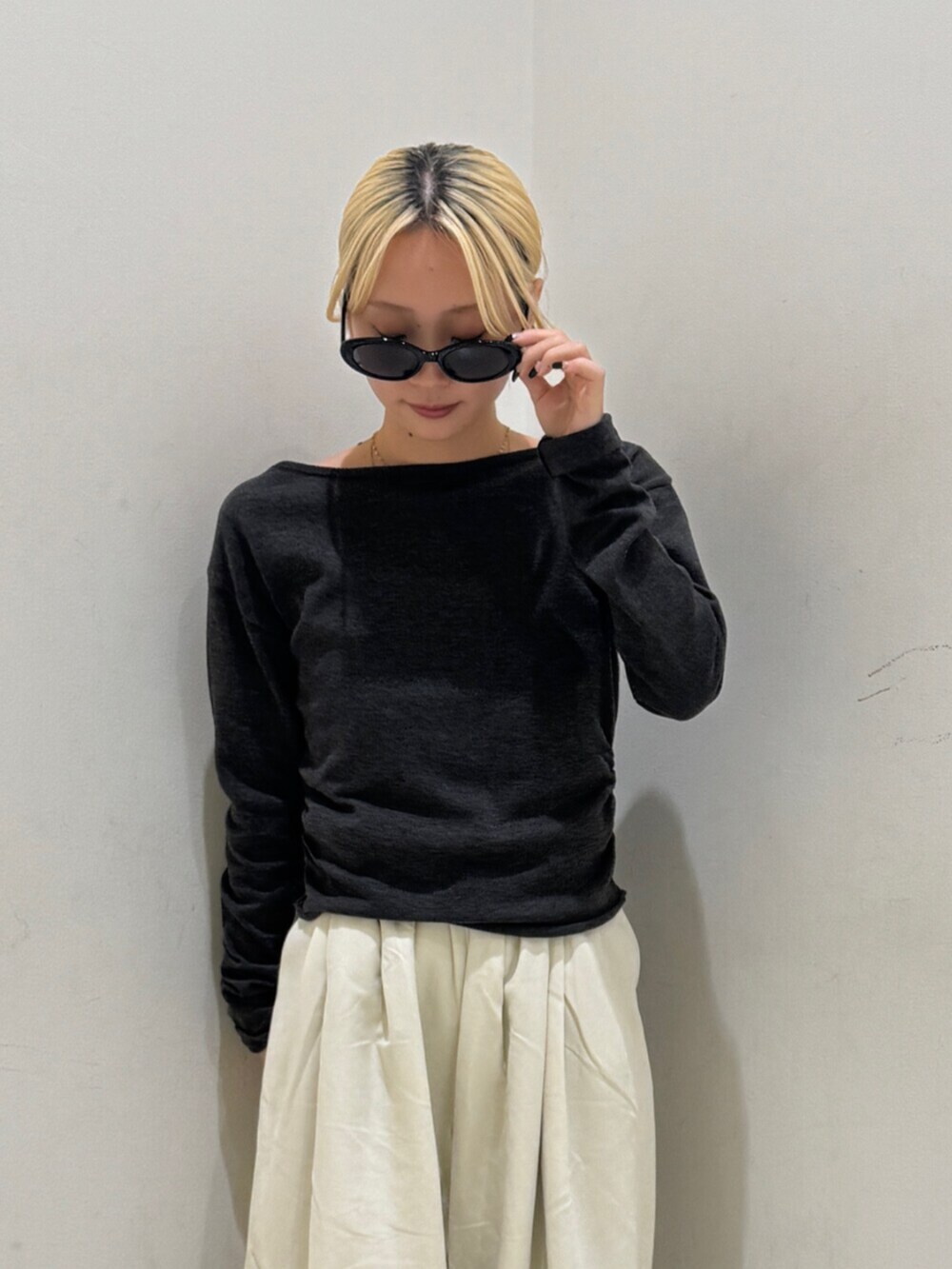 ホワイト系のその他パンツ、グレー系のニット/セーター、ブラック系のメガネを着用したレディースの冬コーディネートの4枚目の写真