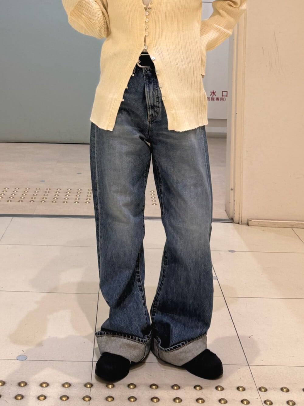 ホワイト系のカーディガン/ボレロ、ブルー系のデニムパンツを着用したレディースの冬コーディネートの5枚目の写真