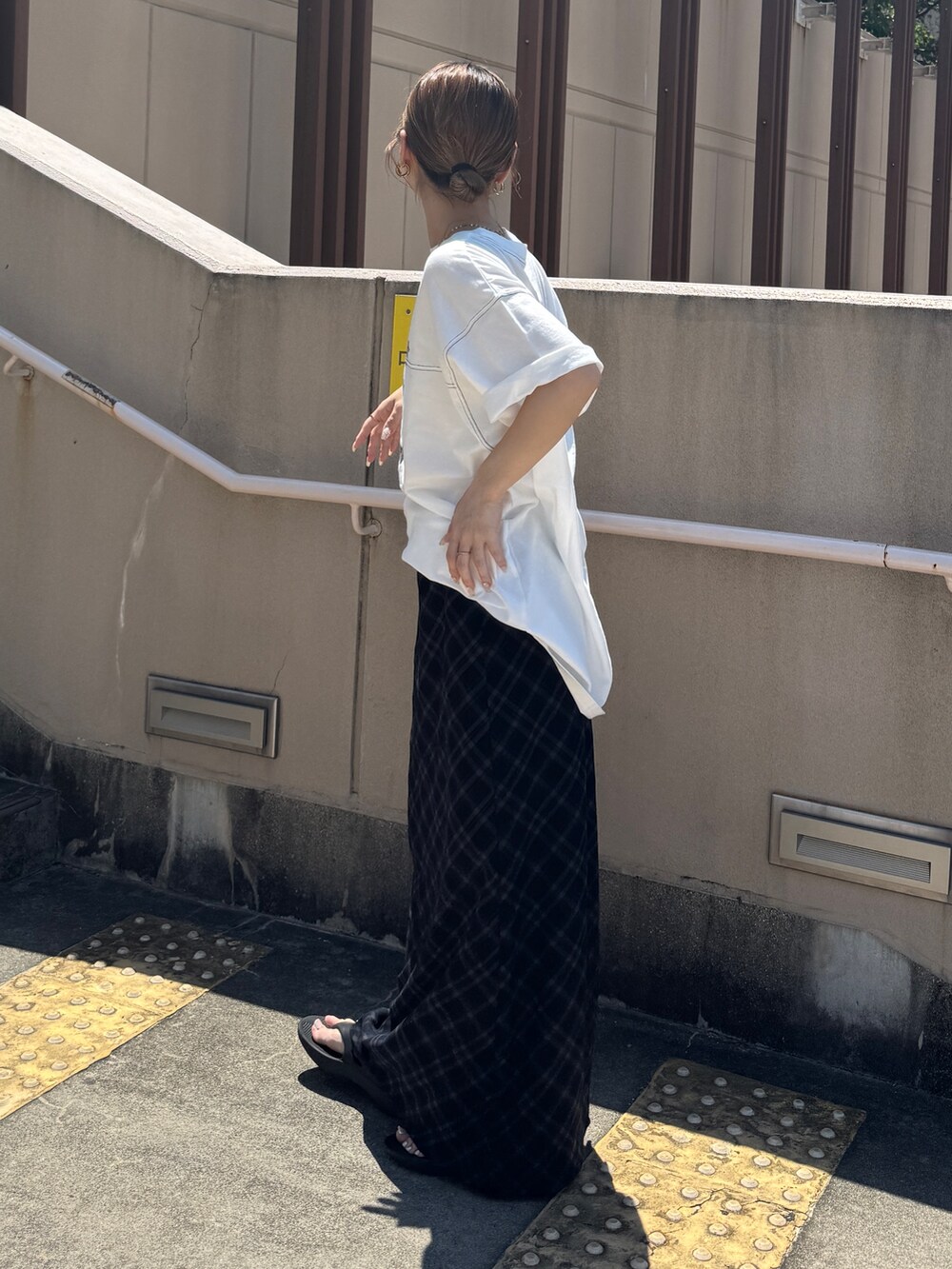 ホワイト系のTシャツ/カットソー、ブルー系のスカートを着用したレディースの夏コーディネートの2枚目の写真