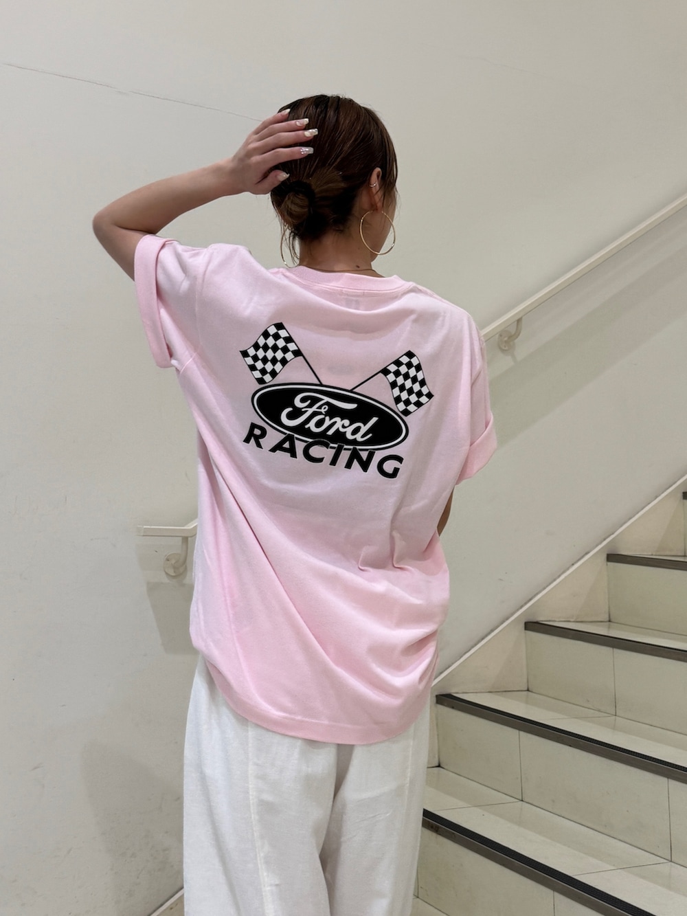ピンク系のTシャツ/カットソー、ホワイト系のその他パンツ、ブラック系のサンダルを着用したレディースの夏コーディネートの5枚目の写真