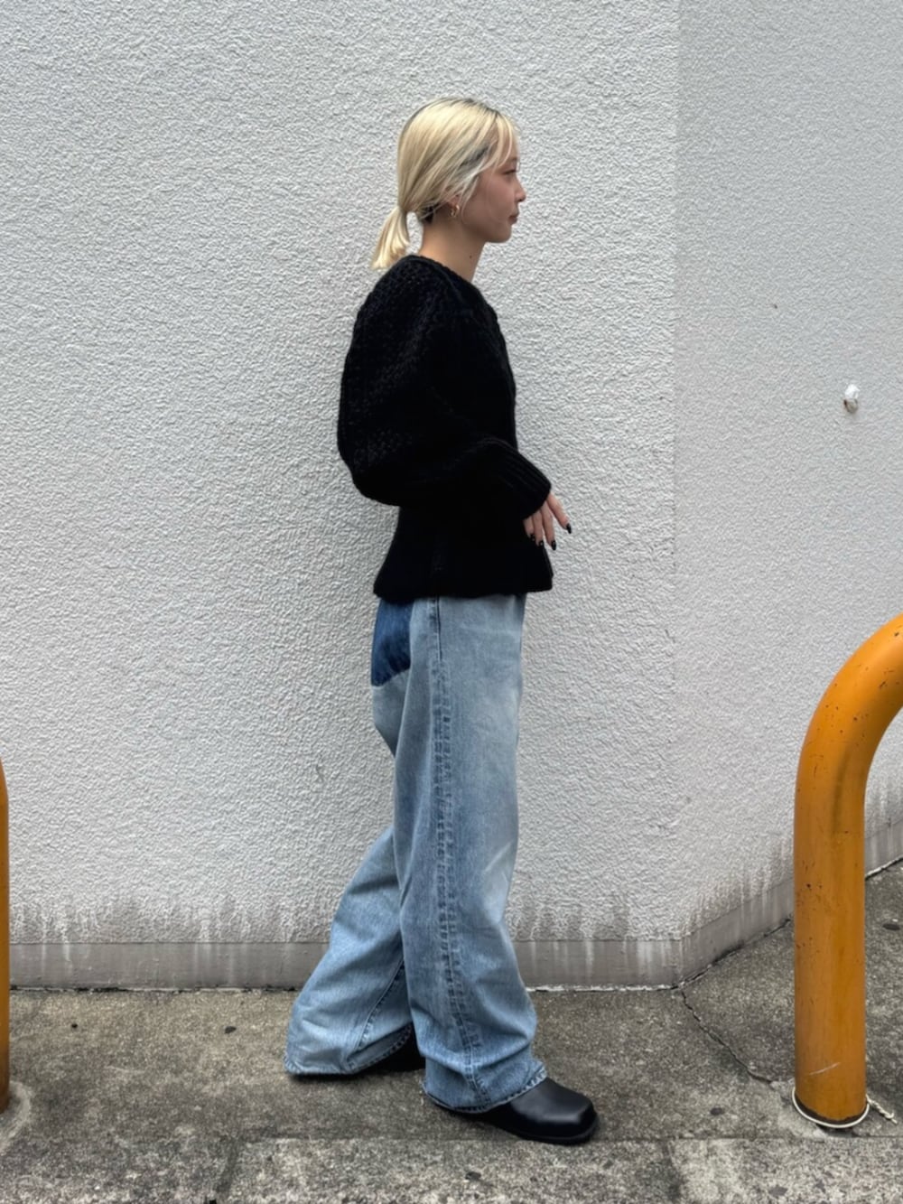 ブラック系のその他シューズ、ブルー系のデニムパンツ、ブラック系のニット/セーターを着用したレディースの秋コーディネートの2枚目の写真