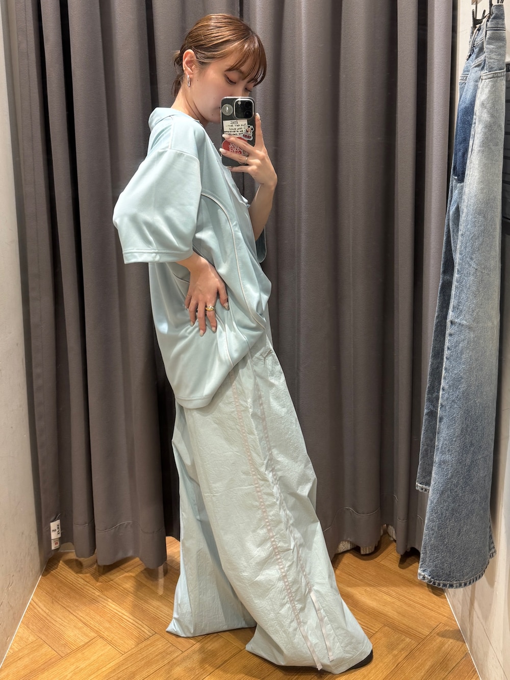 ブルー系のその他パンツ、ブルー系のシャツ/ブラウス、シルバー系のピアス(両耳用)を着用したレディースの春コーディネートの2枚目の写真