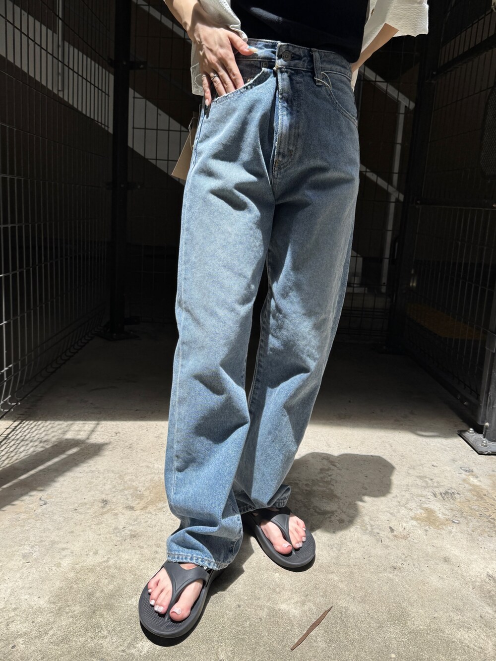 ホワイト系のシャツ/ブラウス、ブラック系のキャミソール、ブルー系のデニムパンツを着用したレディースの夏コーディネートの7枚目の写真