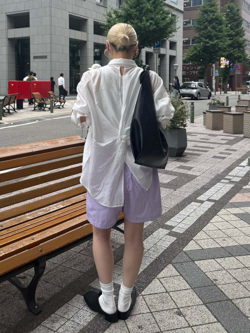 ホワイト系のシャツ/ブラウス、パープル系のその他パンツ、ブラック系のサンダルを着用したレディースの夏コーディネートの3枚目の写真