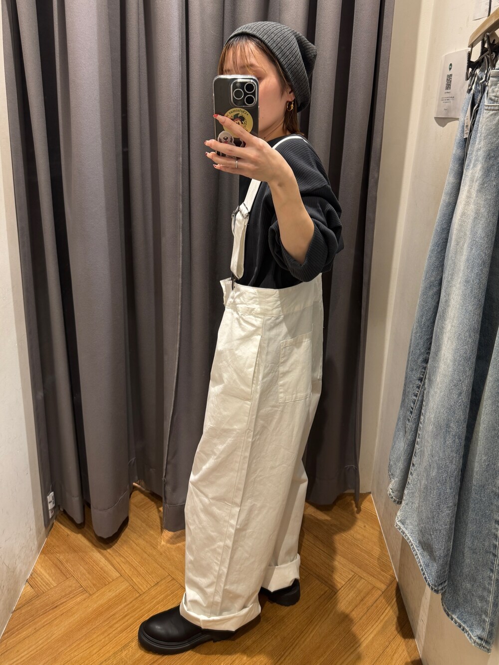 グレー系のTシャツ/カットソー、ホワイト系のつなぎ/オールインワン、グレー系のニットキャップ/ビーニーを着用したレディースの冬コーディネートの2枚目の写真